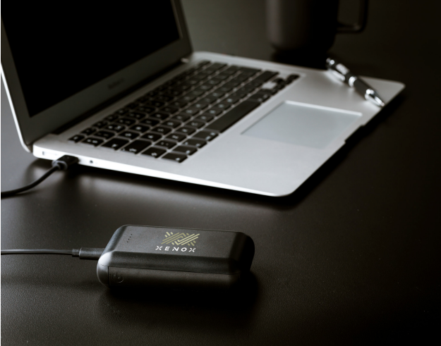 Ordinateur portable avec un boitier branché