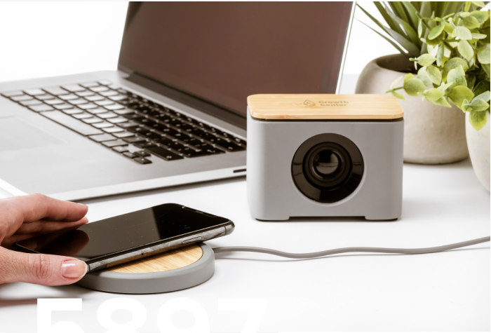 Téléphone qui charge sur un support avec un ordinateur et un projecteur