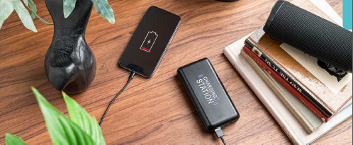 Téléphone qui charge avec une batterie portable