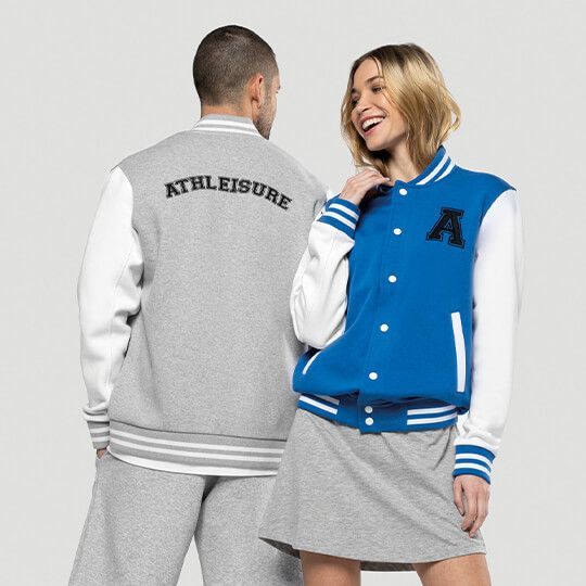 Homme avec un gilet gris et femme avec un gilet bleu