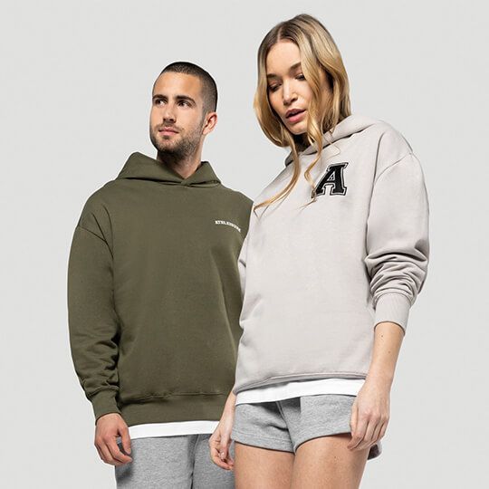 Homme avec un sweat kaki et femme avec un sweat blanc