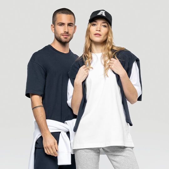 Modèles homme et femme qui posent