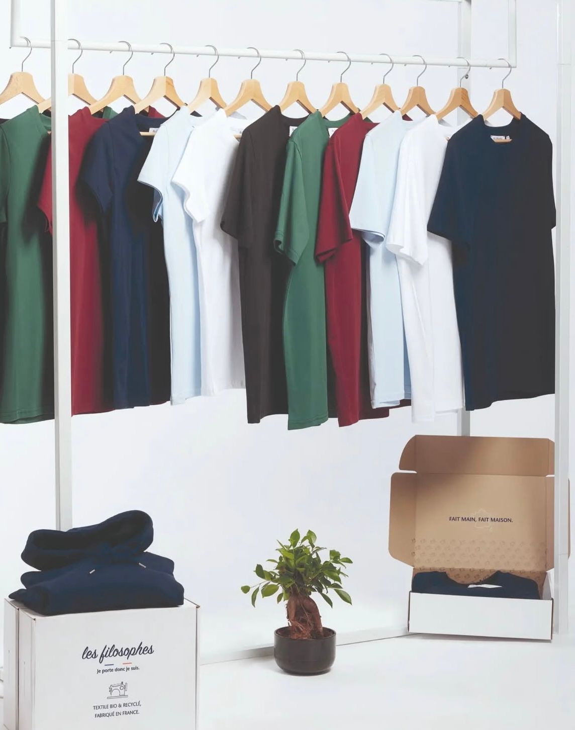 Plusieurs t-shirts de couleur sur un portant