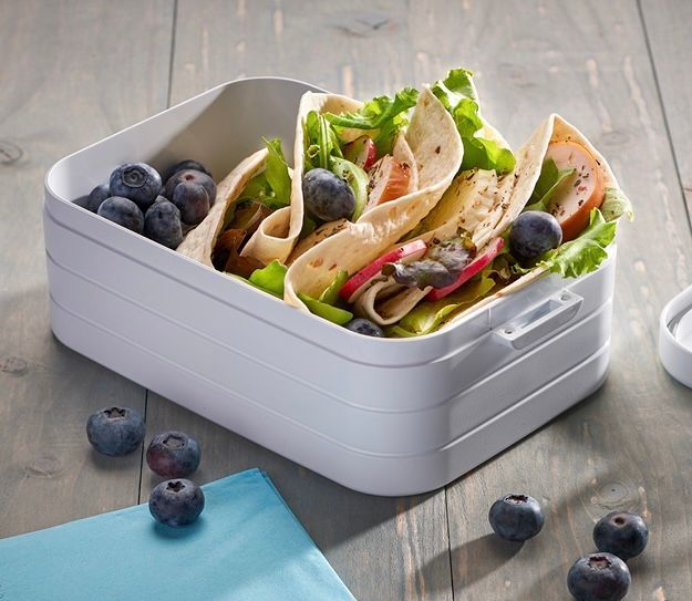Lunch box avec un buritto et des myrtilles
