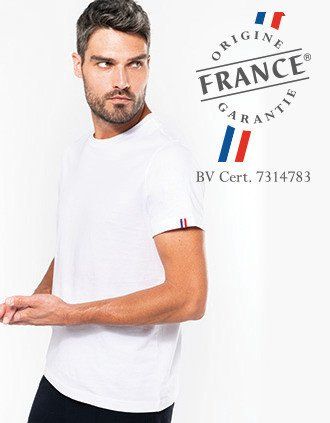 Homme avec un t-shirt blanc
