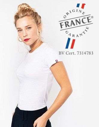 Femme avec un t-shirt blanc