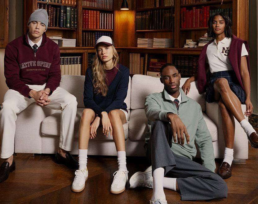 4 modèles assis sur un canapé blanc