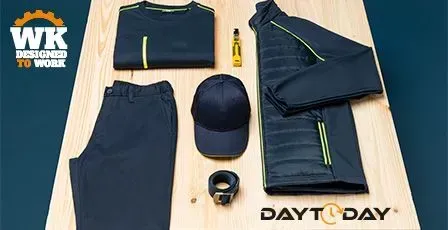 Des vêtements sur une planche de bois