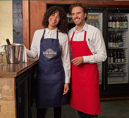 2 personnes avec un tablier bleu et un tablier rouge