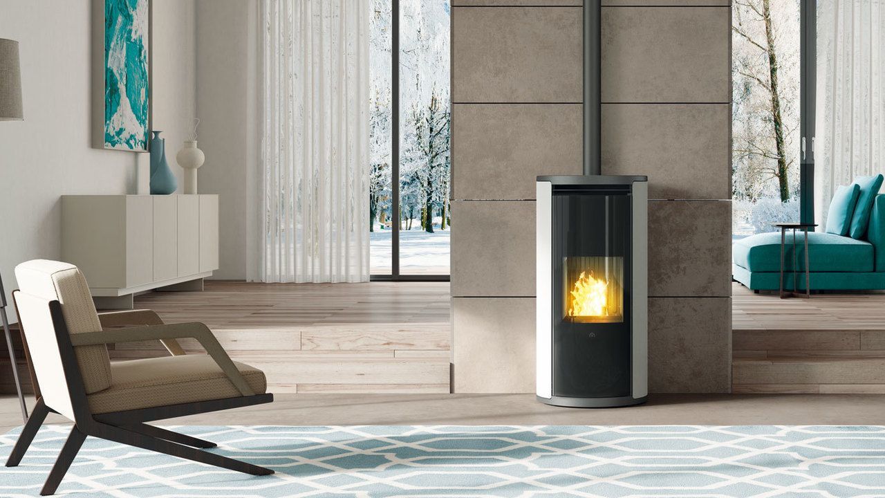 Poêle à bois cylindrique EDILKAMIN EVIA au centre d'un séjour lumineux