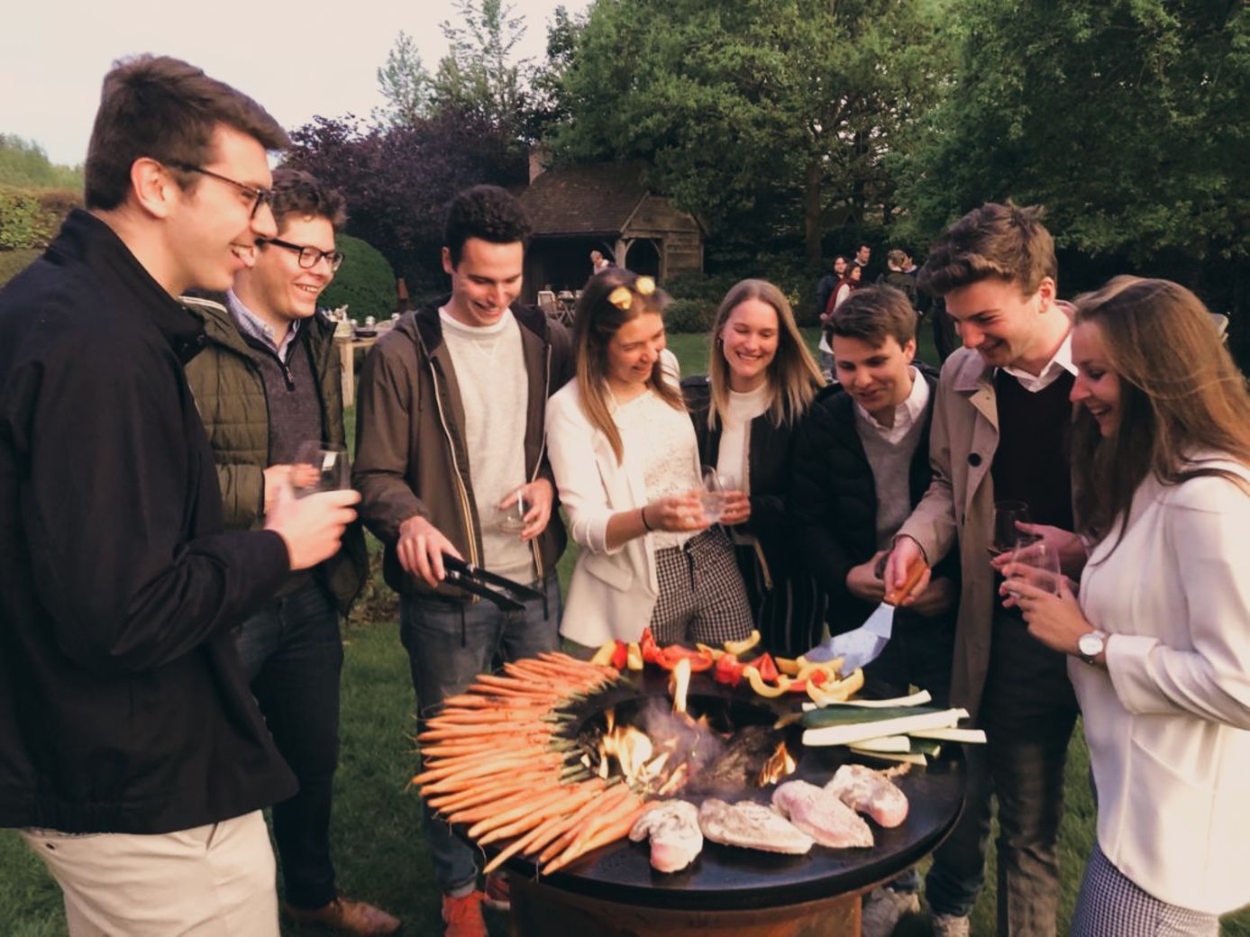 Ambiance conviviale autour d'un brasero