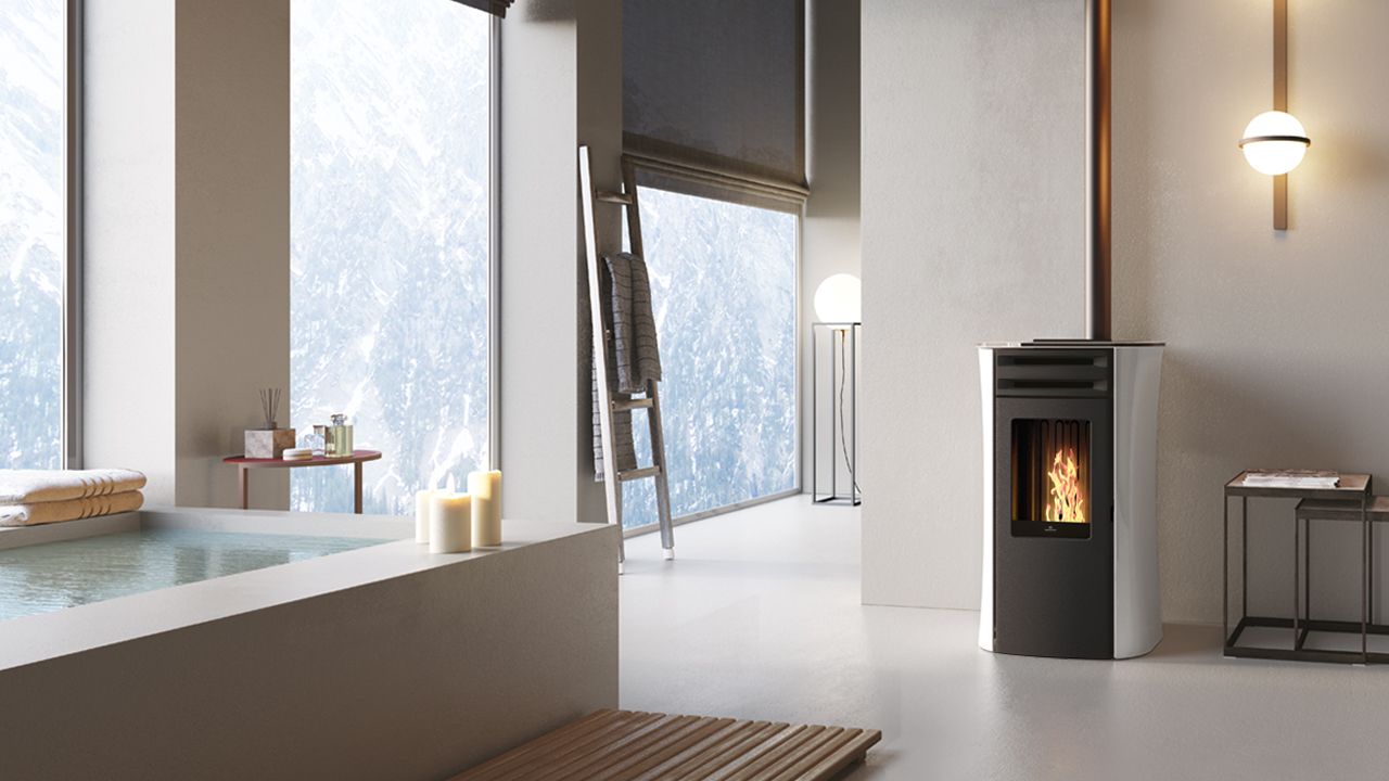 Poêle à granulés Edilkamin dans une grande salle d'eau  contemporaine