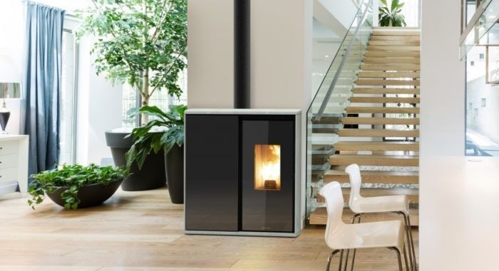 Poêle mixte bois et pellets dans un salon