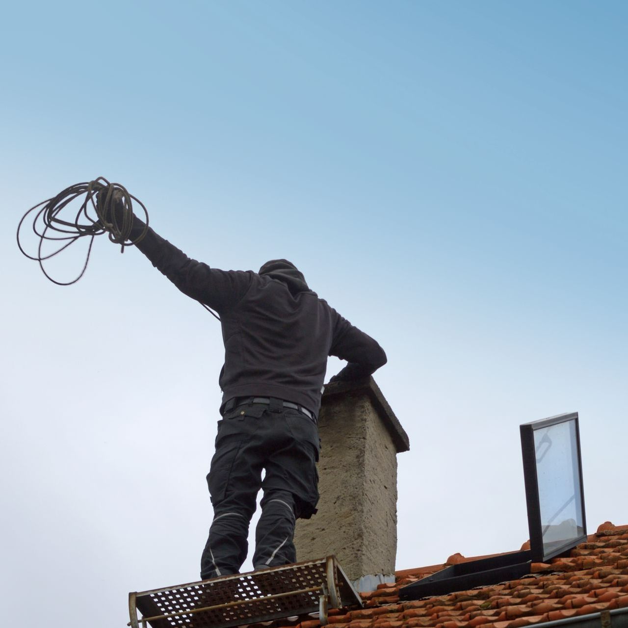 Un ramonage de cheminée en cours
