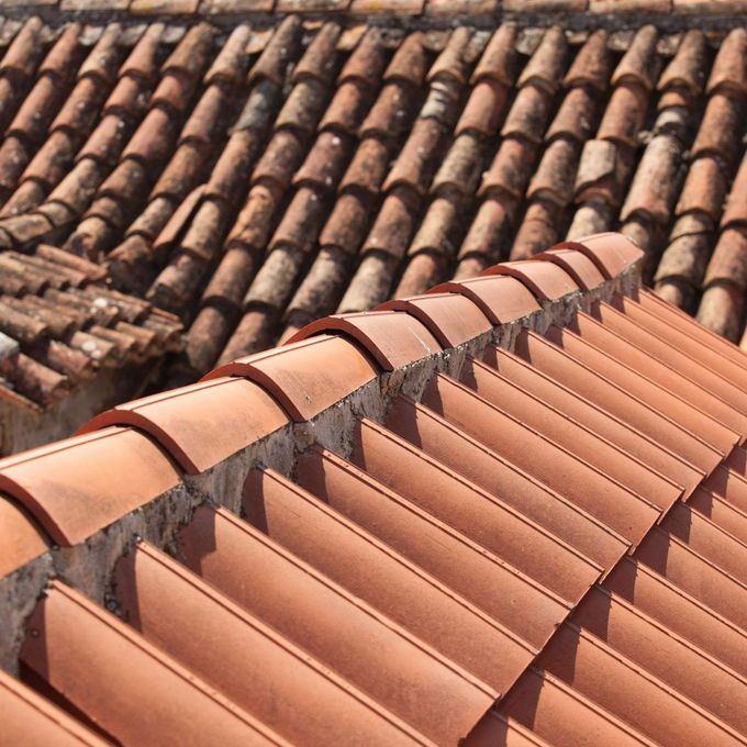 Plusieurs toitures en tuiles
