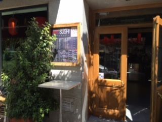 Un restaurante con un cartel que dice sushi.