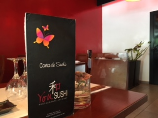 Un menú de York Sushi está sobre una mesa.