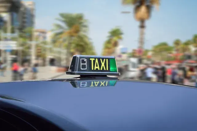 Un primer plano de un cartel de taxi encima de un coche.