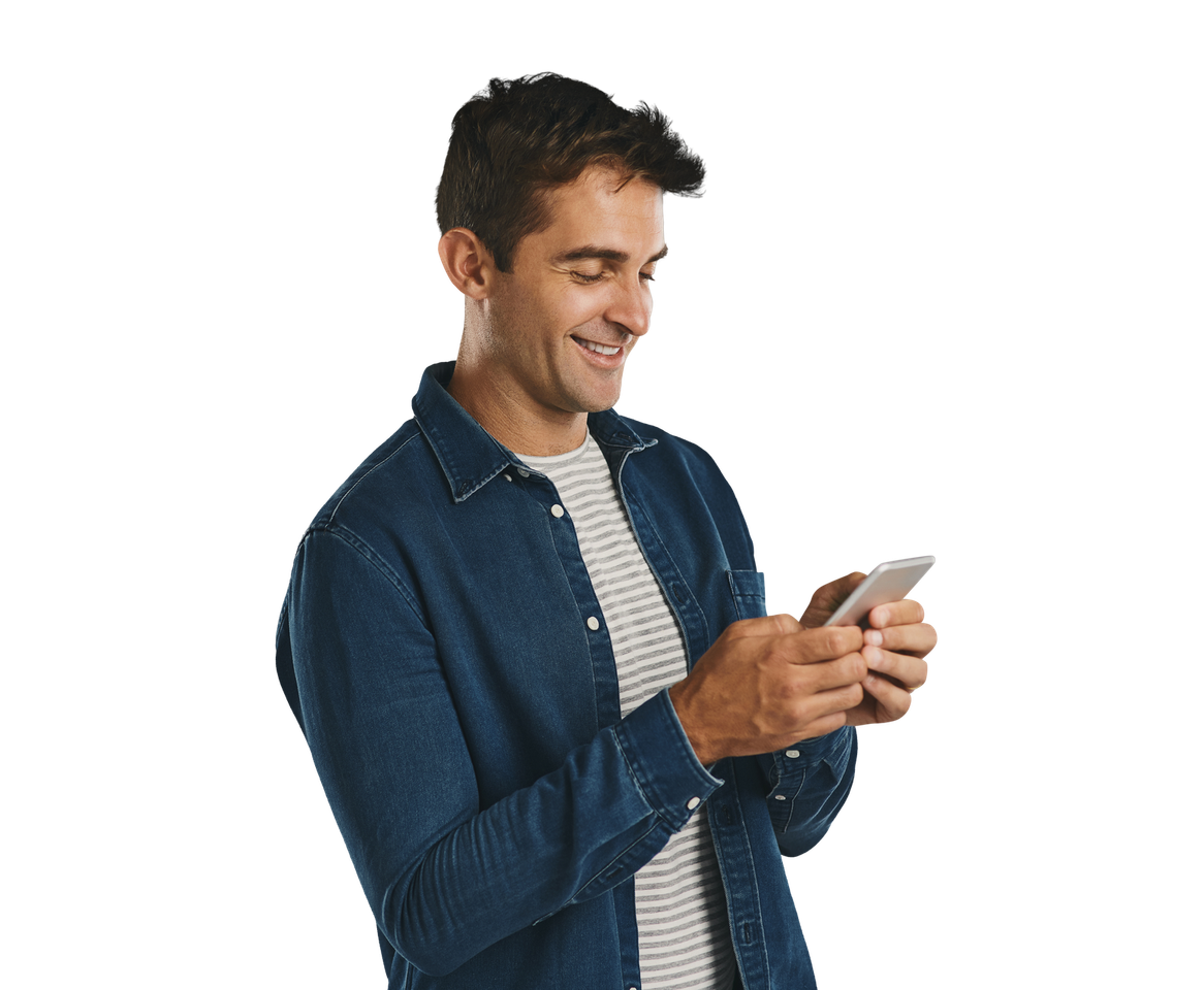 Un homme souriant en chemise regarde un smartphone.