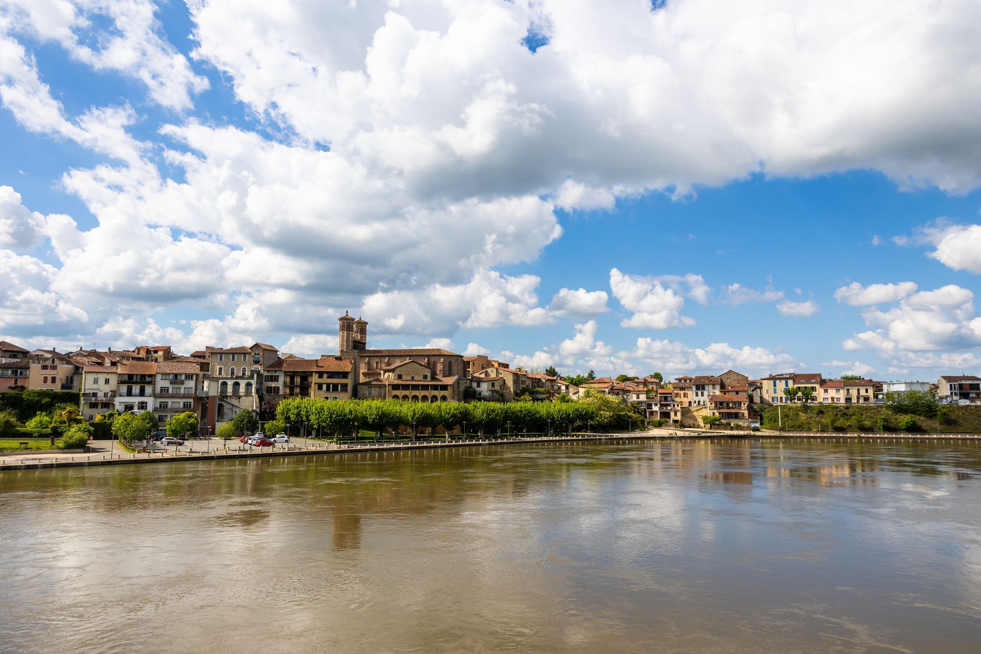 Paysage urbain le long d'une rivière
