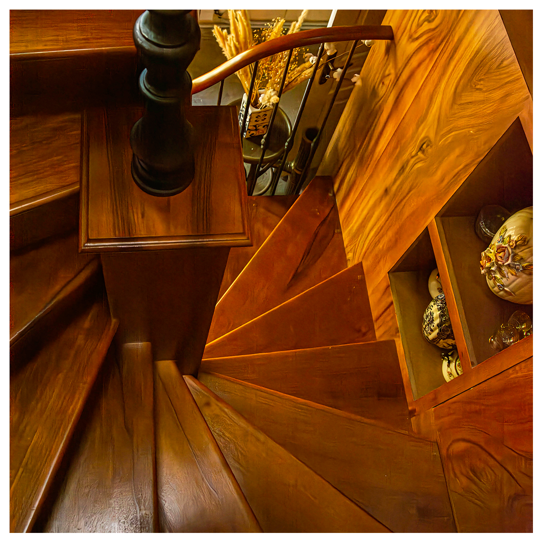 Escalier avec rampe en bois personnalisée, réalisée par Arole, menuiserie à Nîmes.