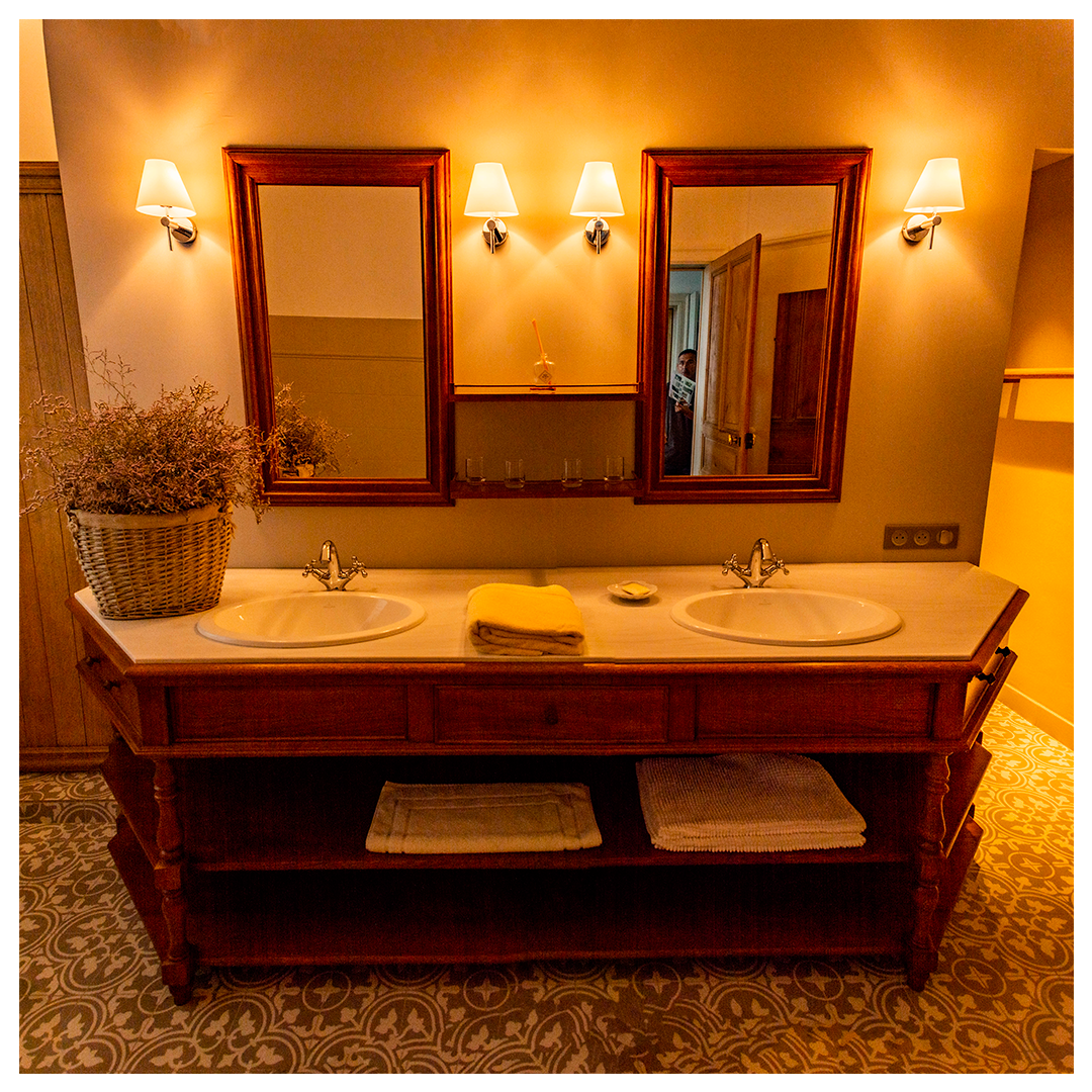 Salle de bain chaleureuse avec meubles en bois sur-mesure, réalisée par Arole, menuiserie à Nîmes.