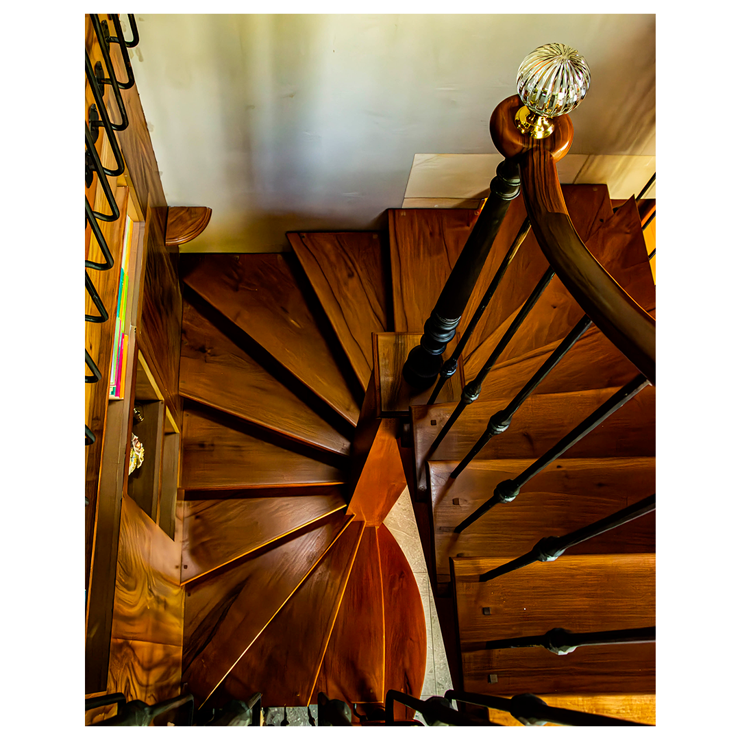 Escalier avec décorations en bois sur-mesure, créé par Arole, menuiserie à Nîmes.