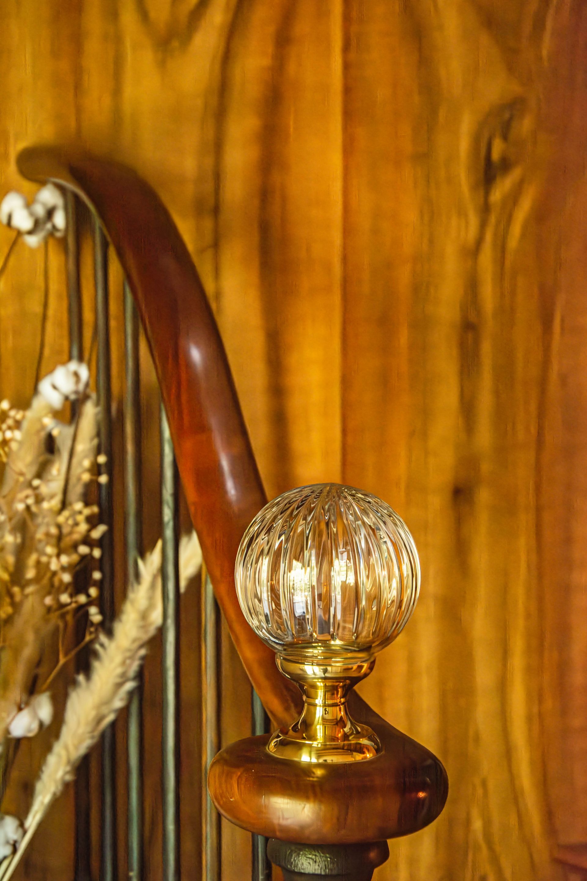 Détail de balustrade en bois pour escalier, réalisée par Arole, menuiserie à Nîmes.