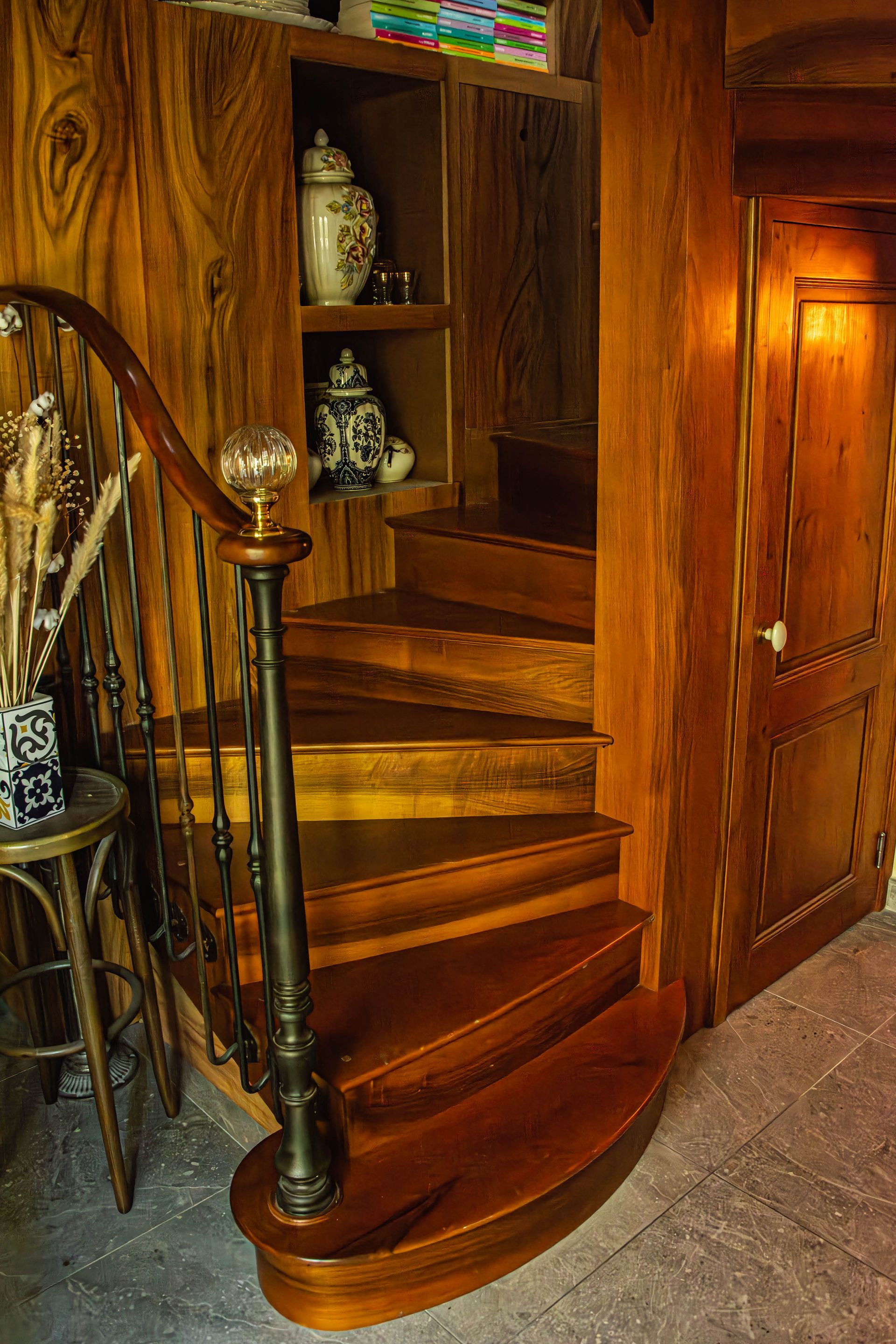 Escalier avec contremarches en bois, conçu par Arole, menuiserie à Nîmes.