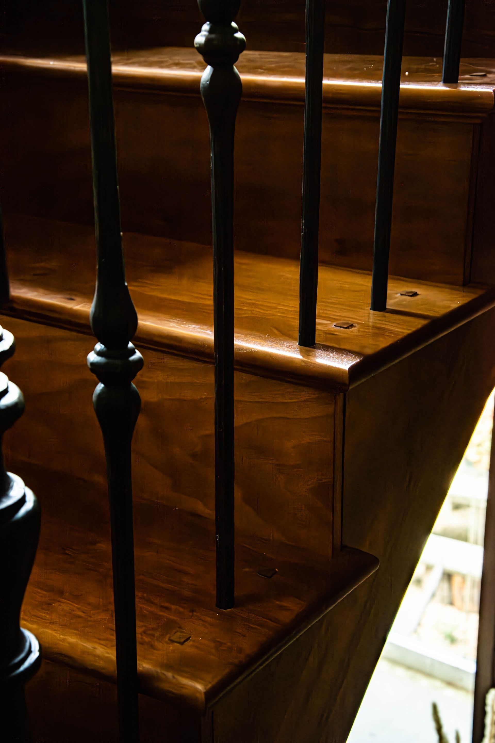 Escalier en bois avec garde-corps sur-mesure, conçu par Arole, menuiserie de qualité à Nîmes.