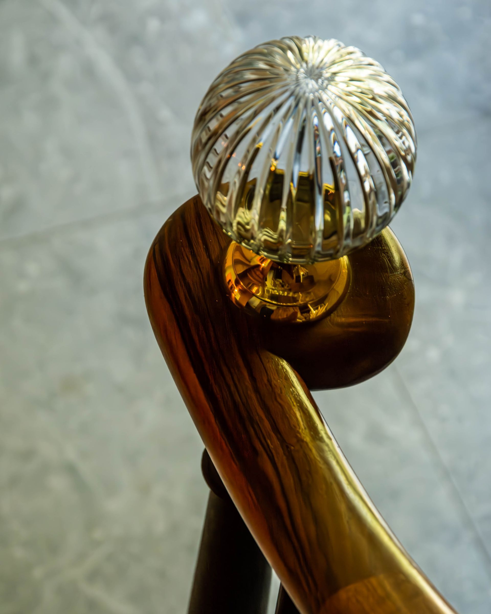Main courante en bois sculpté pour escalier, réalisée par Arole, menuiserie à Nîmes.