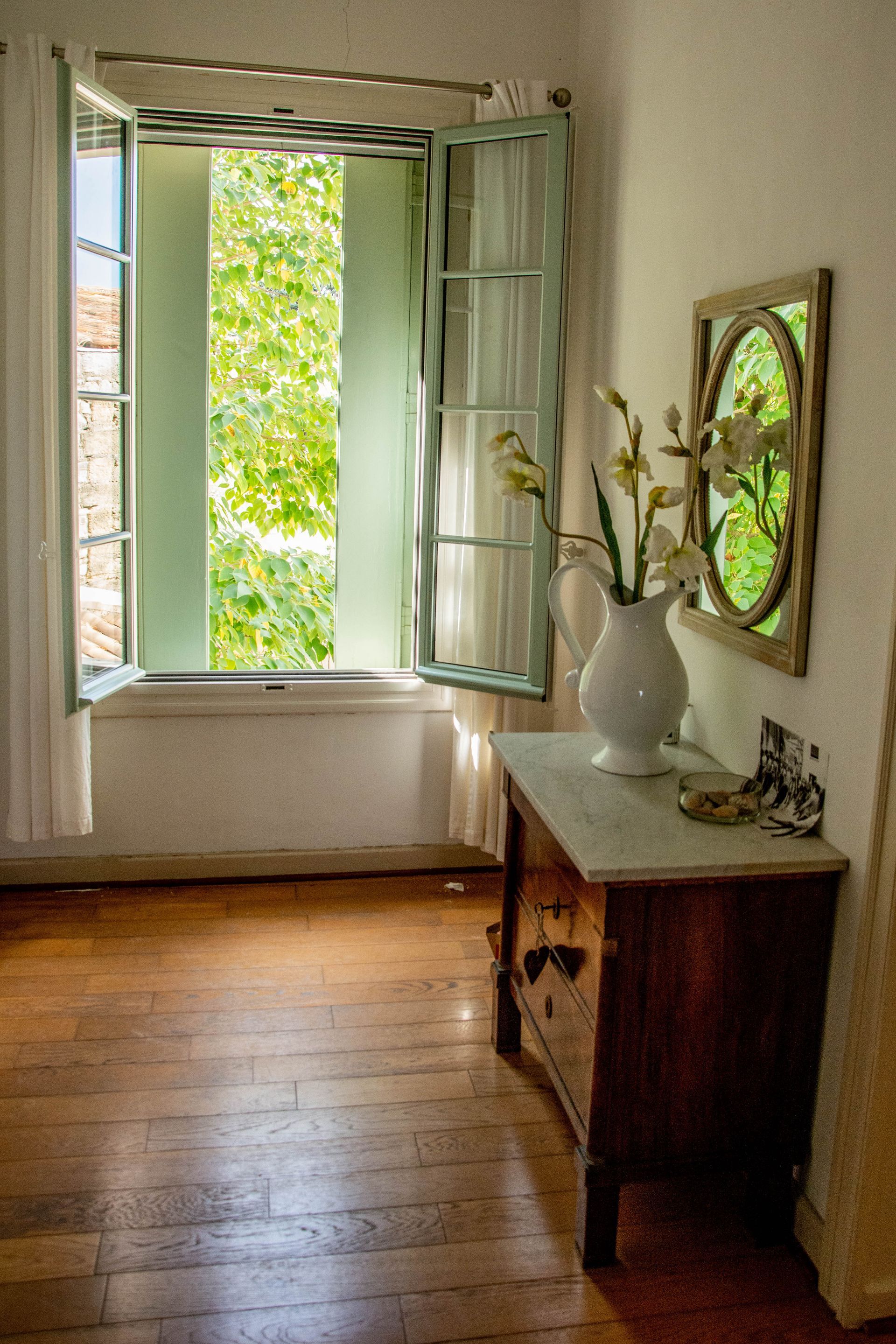 Volets en bois avec finition moderne, création d'Arole, Nîmes