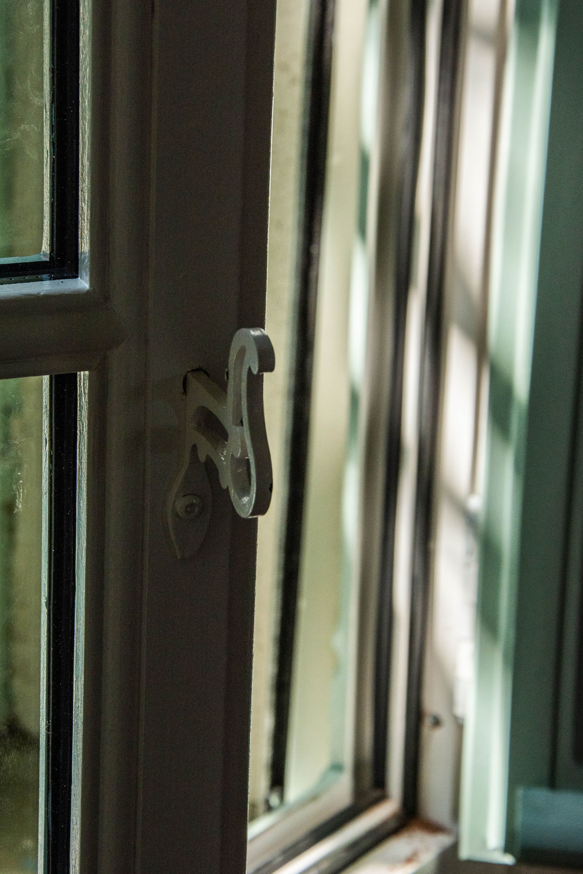 Détail de la fermeture d'une fenêtre réalisée par Arole, menuiserie en bois à Nîmes.