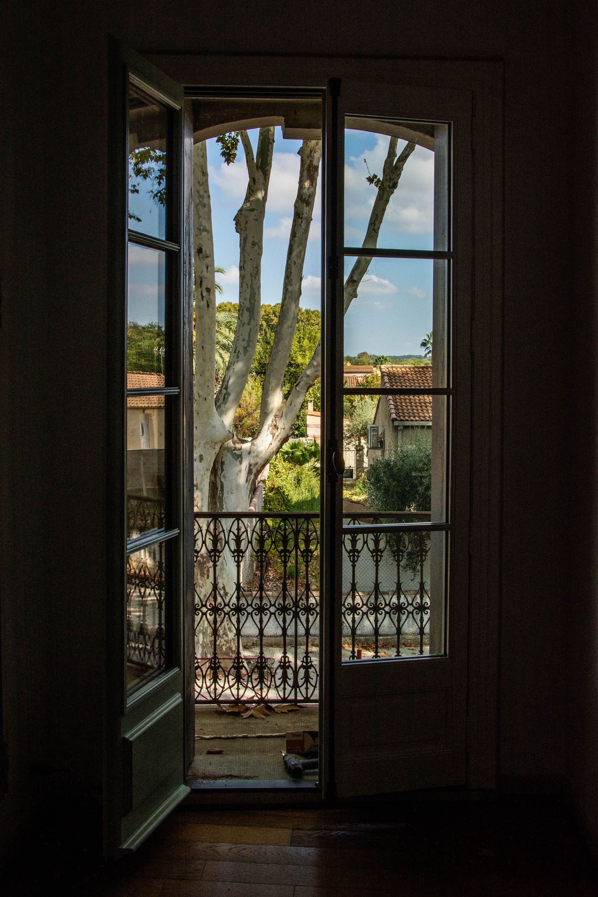 Porte-fenêtre ouvrant sur un balcon, conçue par Arole à Nîmes.