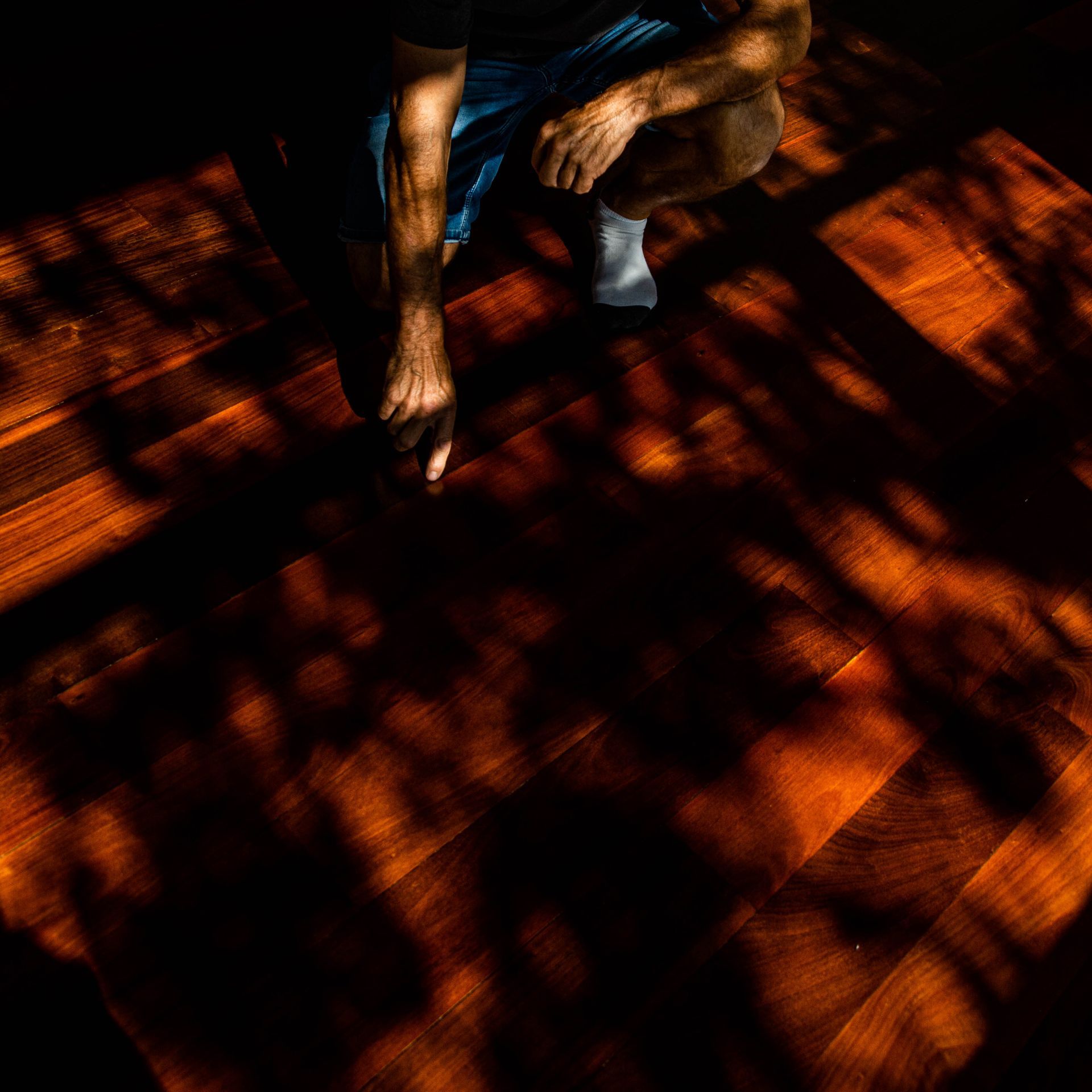 Parquet en bois clair, installation professionnelle par Arole, menuiserie à Nîmes