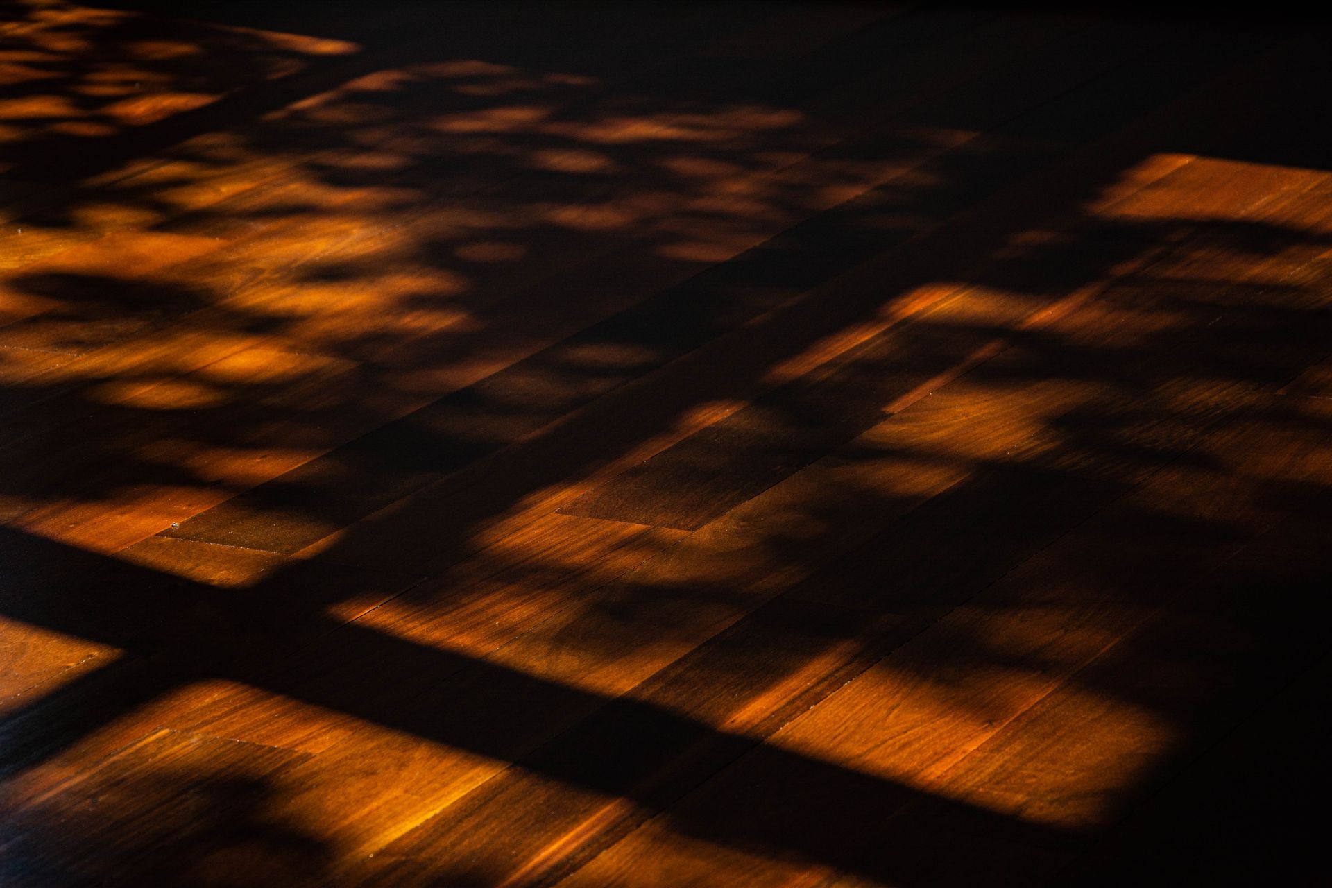 Parquet en bois foncé, finition impeccable par Arole, Nîmes