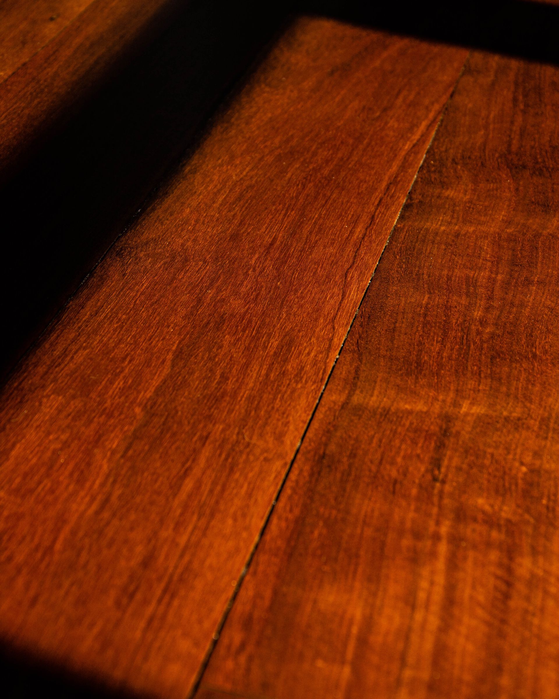 Parquet brillant en bois exotique, travail d'Arole, menuisier à Nîmes