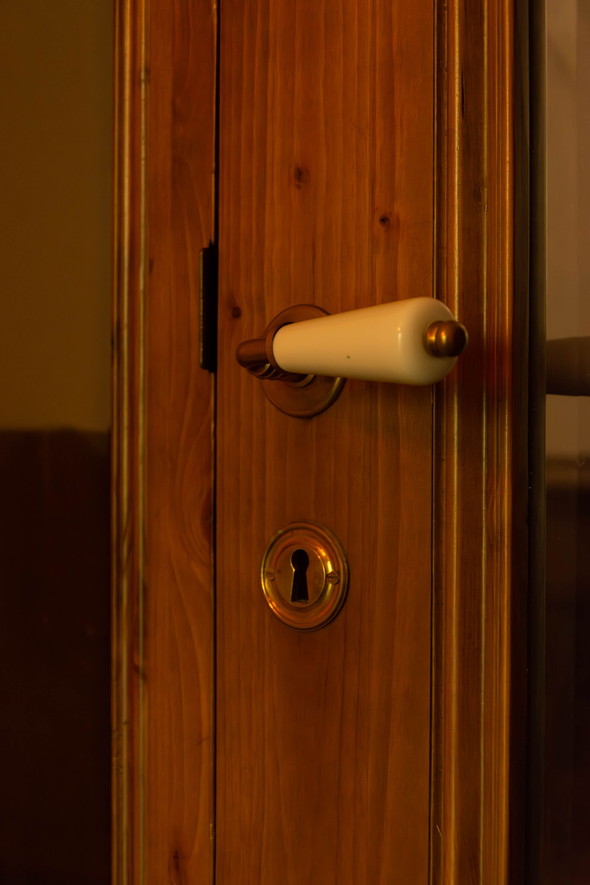Porte-fenêtre avec poignée blanche avec finition laquée par Arole, parfaite pour les intérieurs modernes à Nîmes.