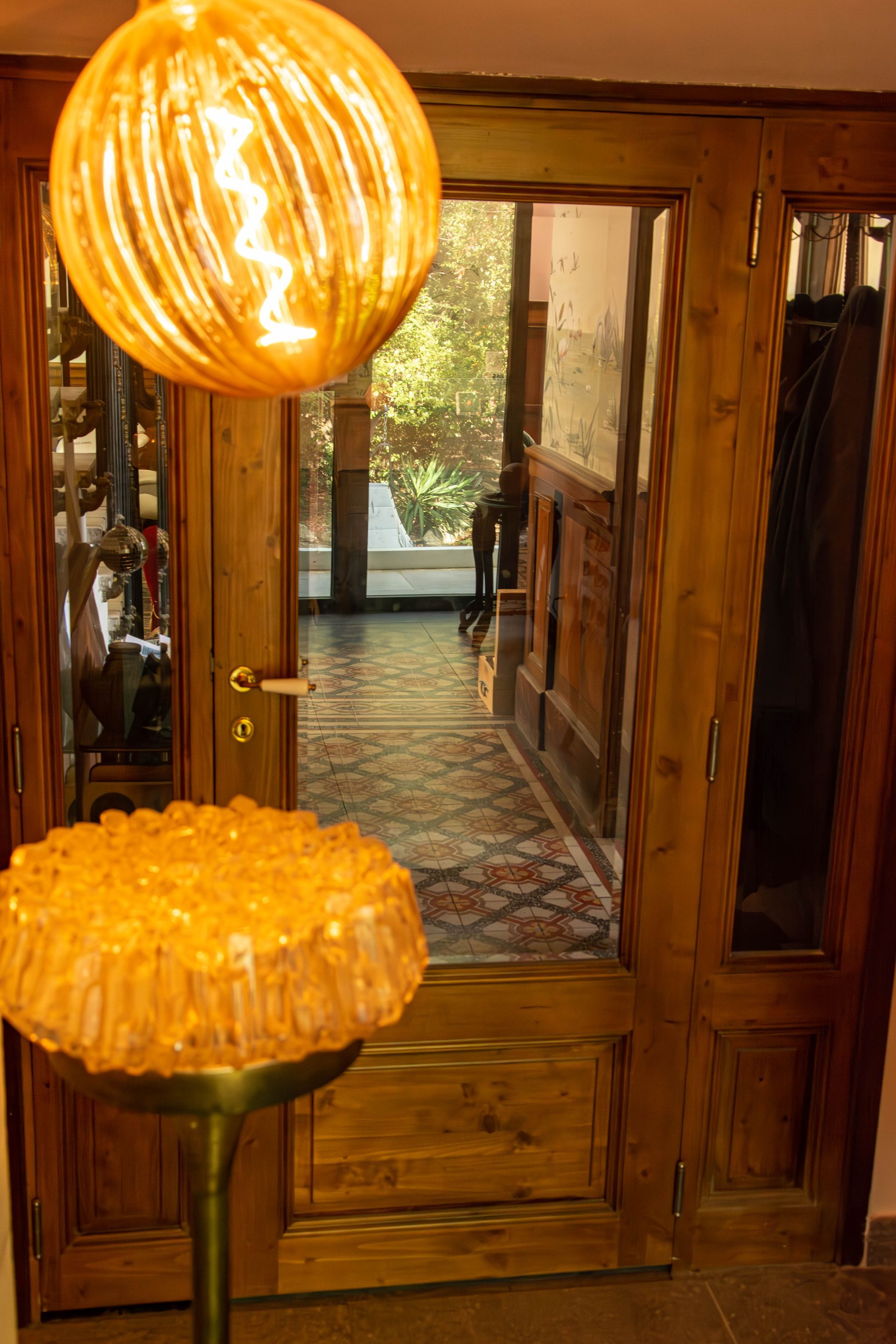 Porte-fenêtre en bois exotique par Arole, une touche d'élégance pour votre intérieur à Nîmes.