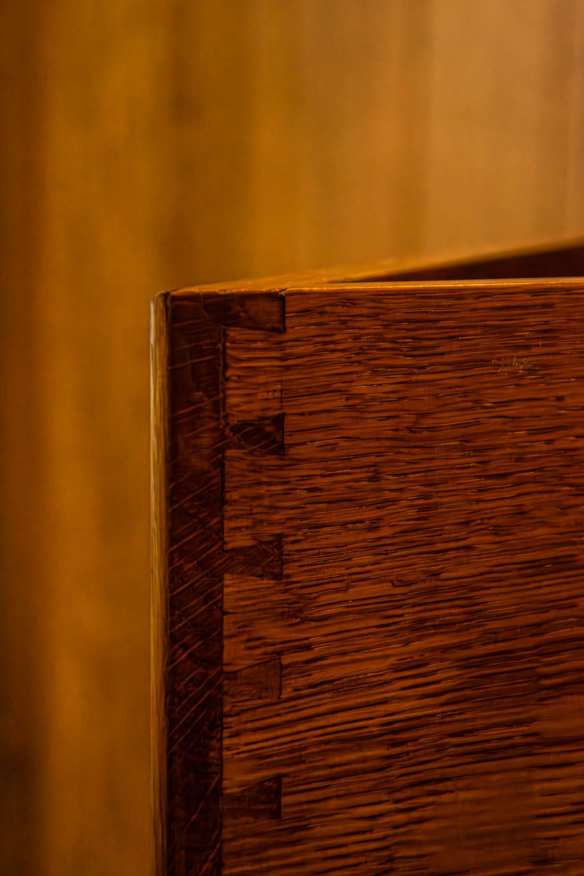 Détail du tiroir en bois de la salle de bains rustique conçu par Arole, entreprise de menuiserie à Nîmes.