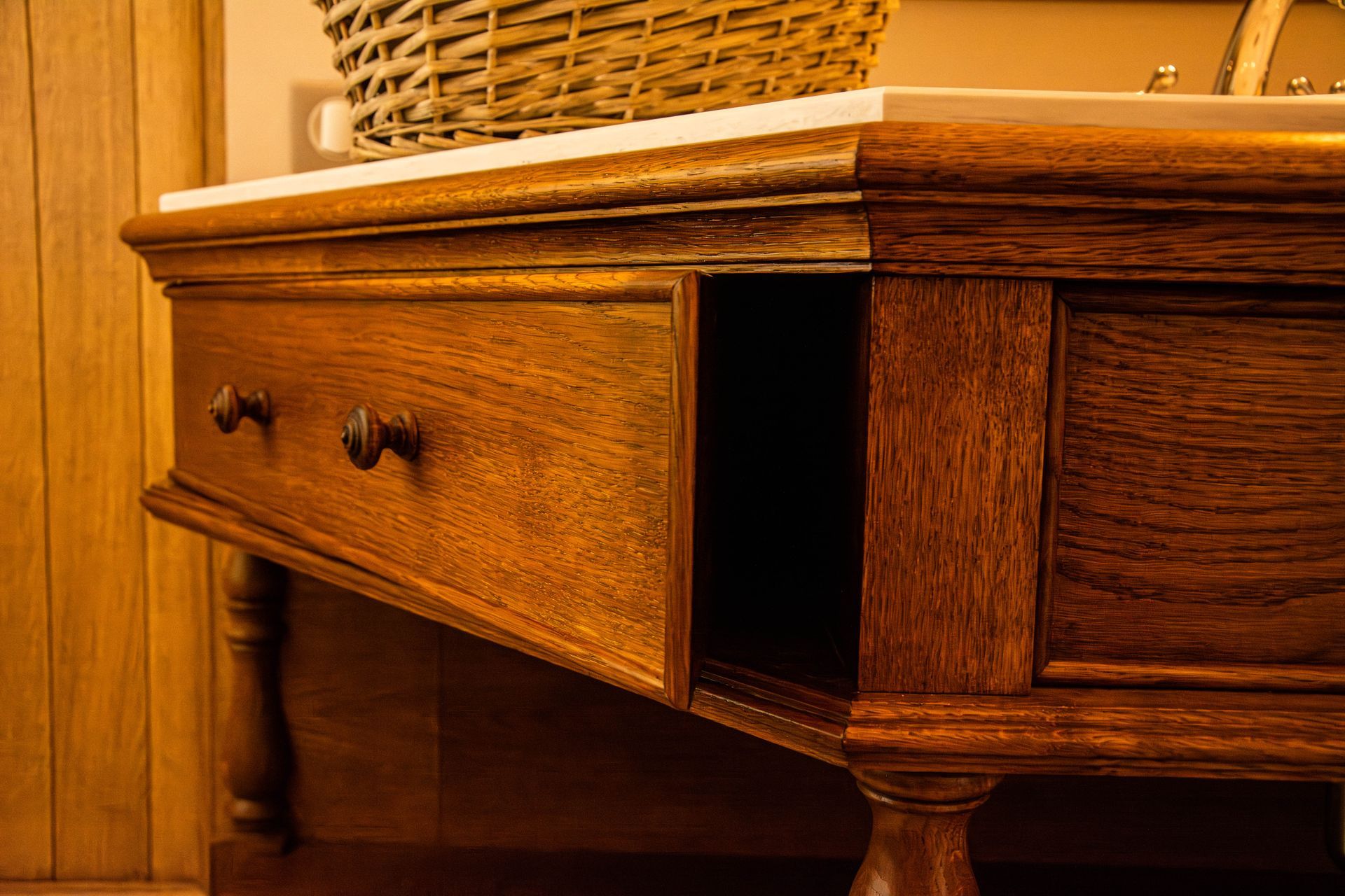 Salle de bains rustique avec tiroir en bois, créée par Arole, menuiserie à Nîmes.