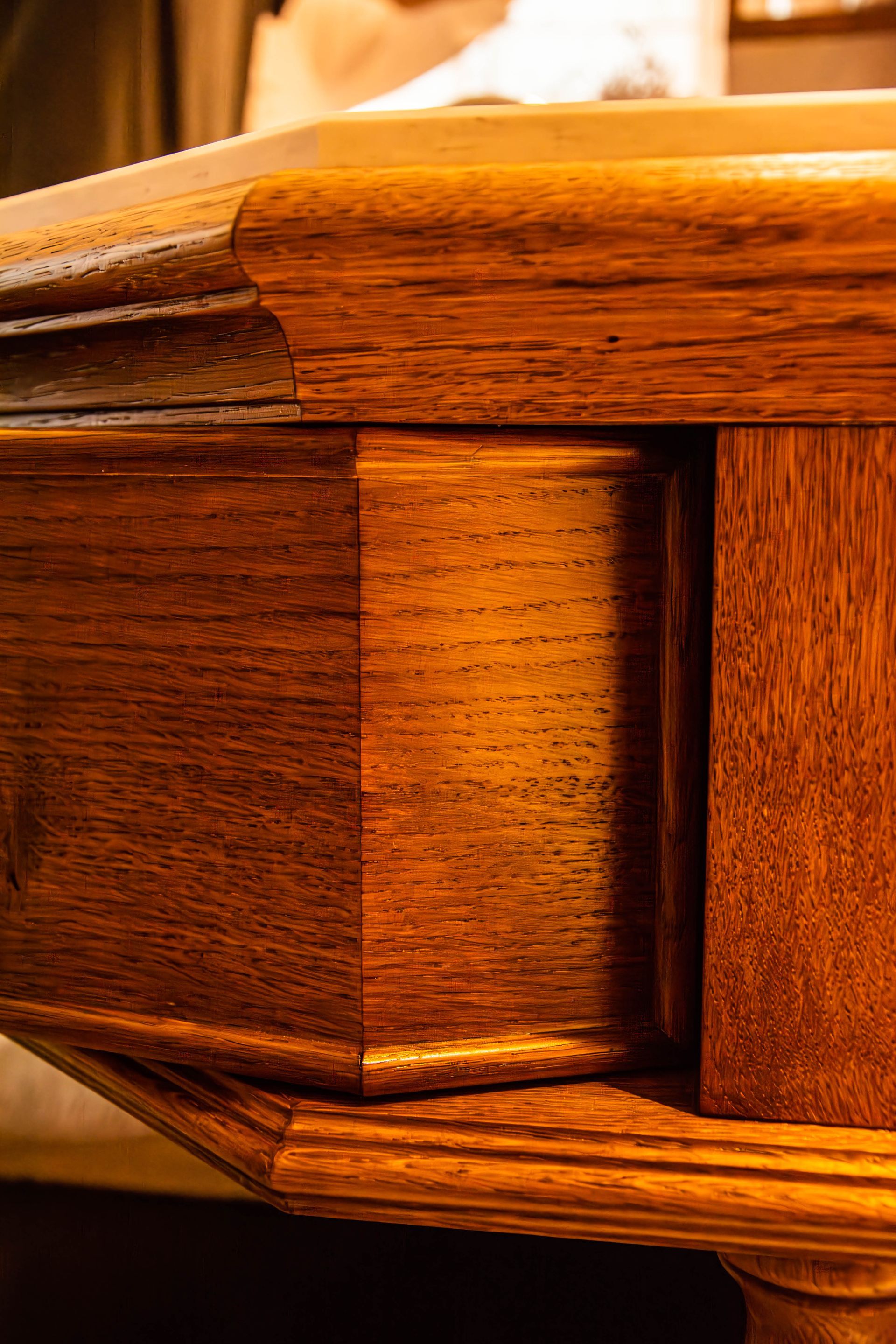 Salle de bain moderne avec éclairage intégré, conçue par Arole, menuiserie de qualité à Nîmes.