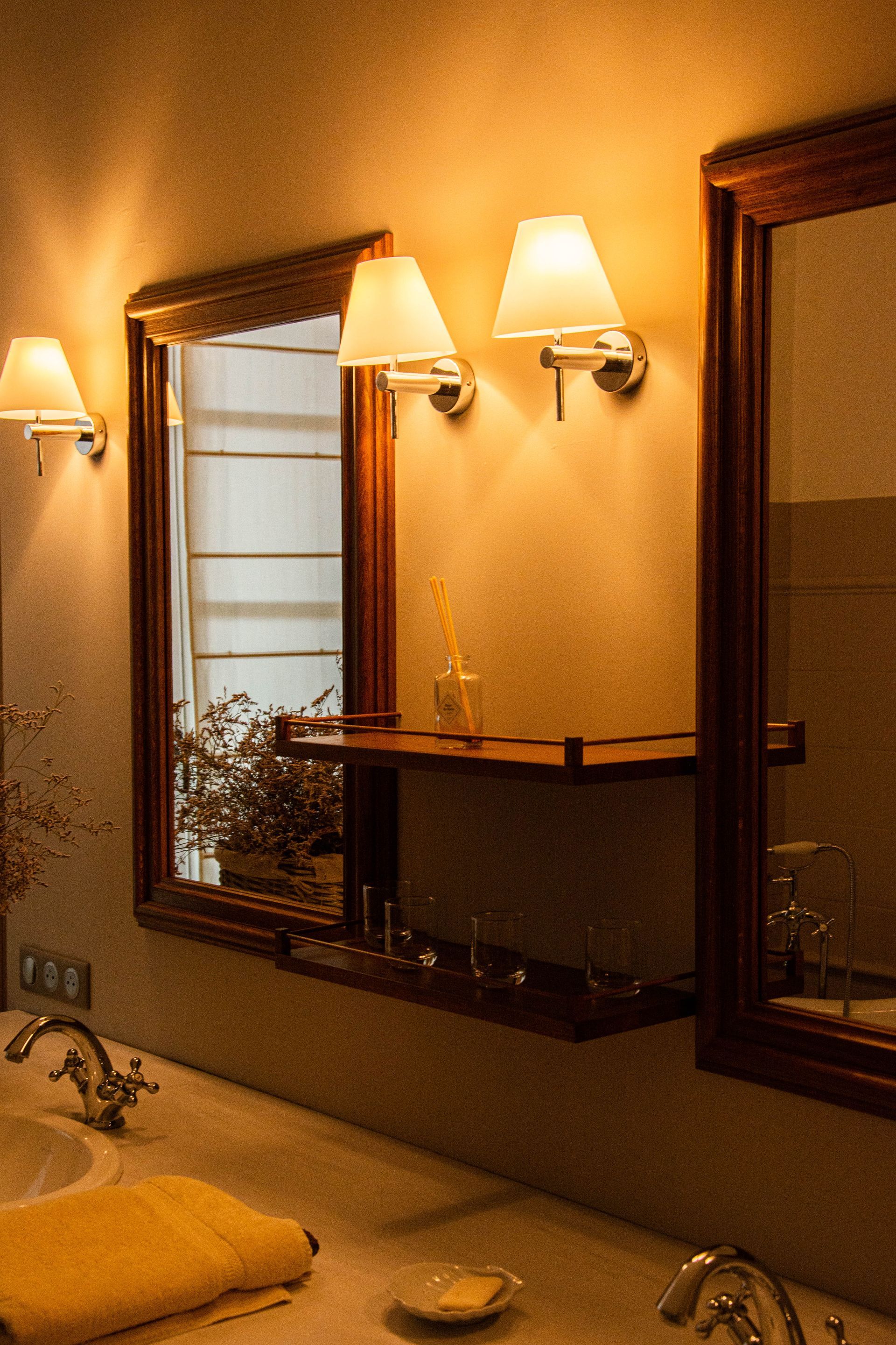 Salle de bain contemporaine avec lavabo moderne, réalisée par Arole, menuiserie à Nîmes.
