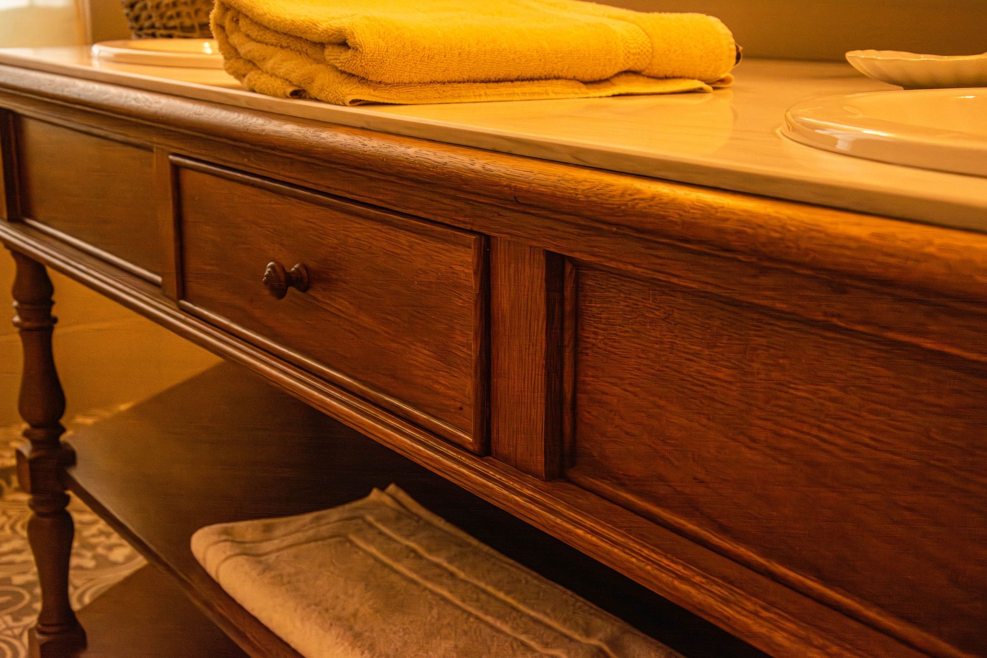 Salle de bain avec douche et meubles en bois sur-mesure, conçue par Arole, menuiserie à Nîmes.