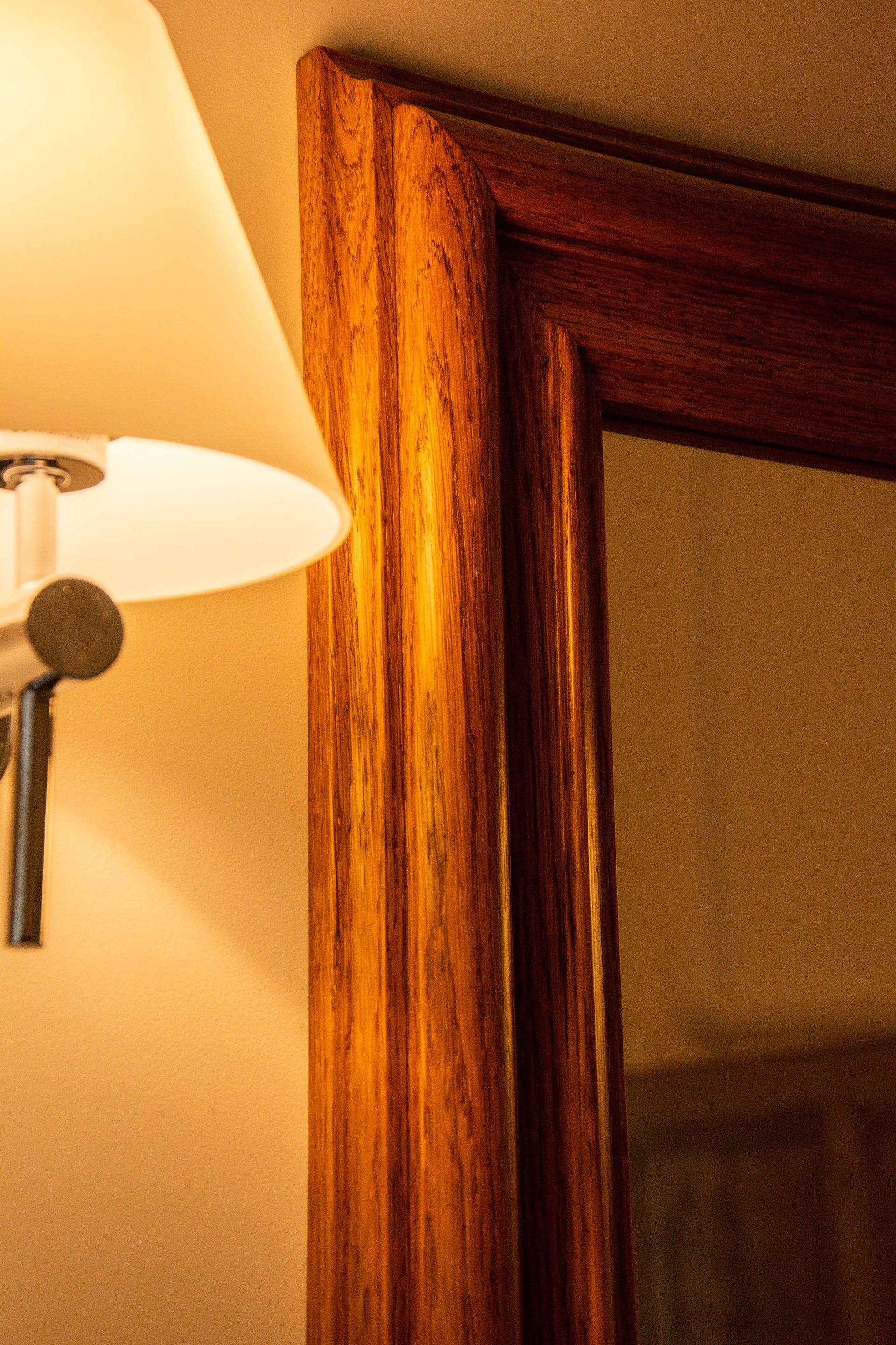 Salle de bain rustique avec miroir en bois, créée par Arole, menuiserie à Nîmes.