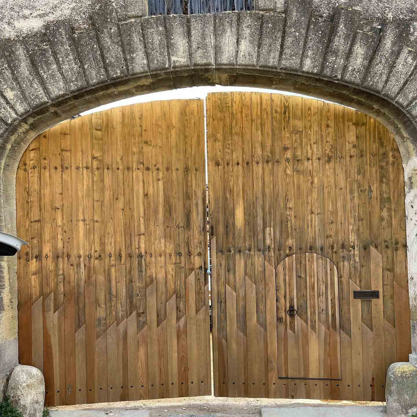 Portail en bois avec finition naturelle, installation par Arole, menuiserie à Nîmes
