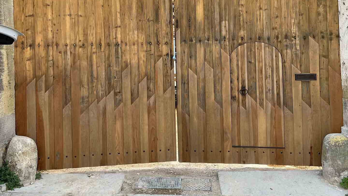 Portail en bois en pleine ouverture, travail d'Arole, Nîmes