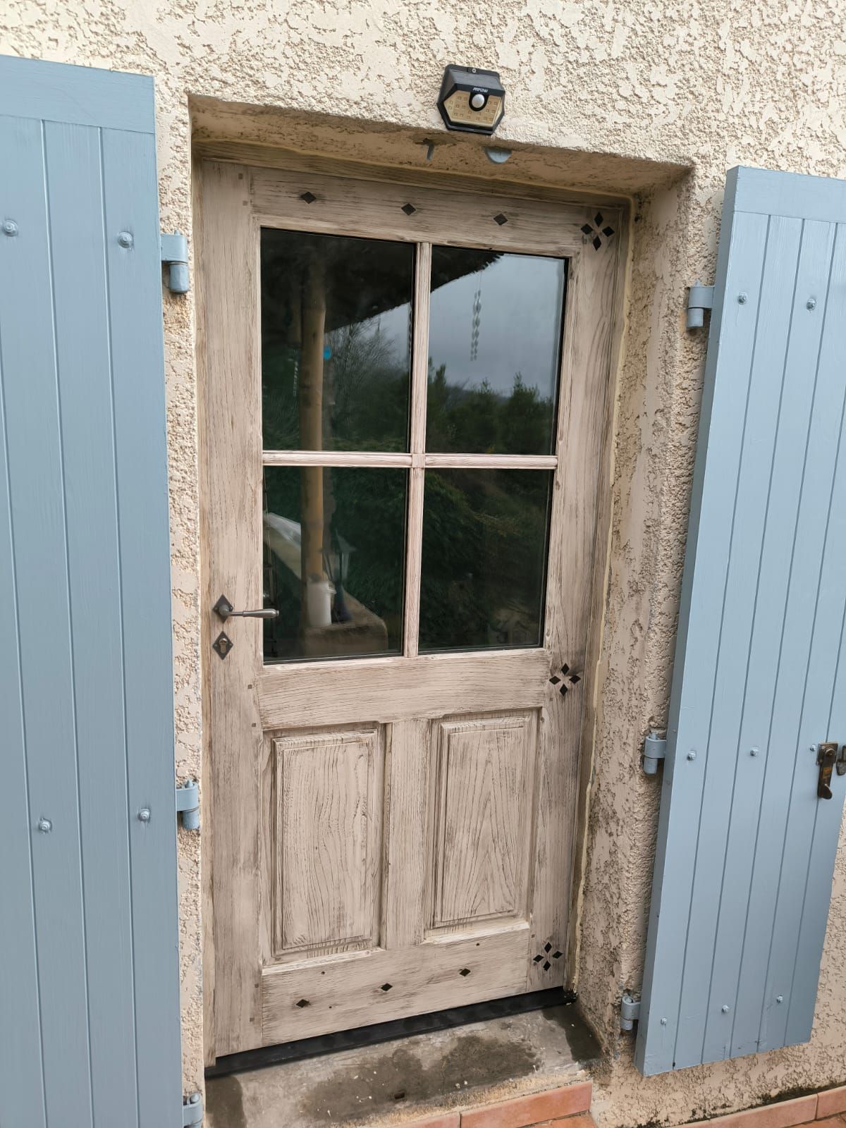 Porte d'entrée avec volets clairs