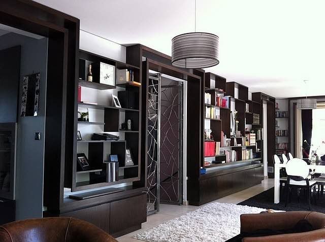 Bibliothèque en bois aménagé