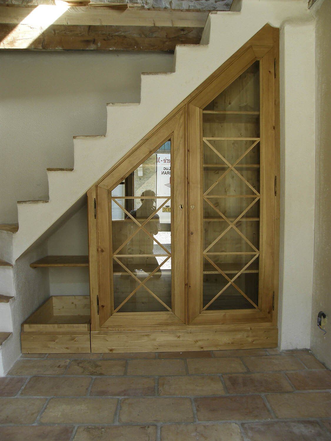 Étagère sous un escalier